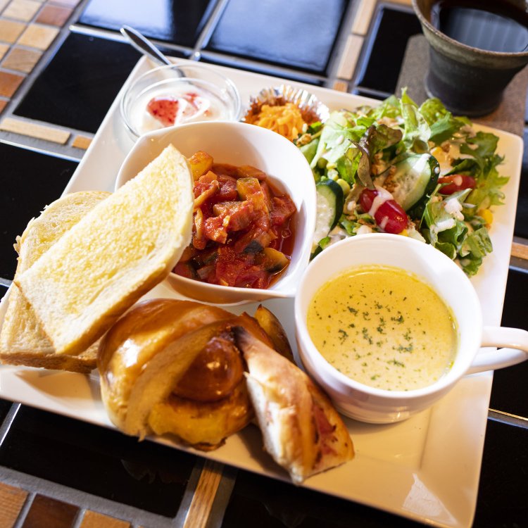 気まぐれパンランチ1000円。野菜満載のラタトゥイユやグリーンカレーが人気。