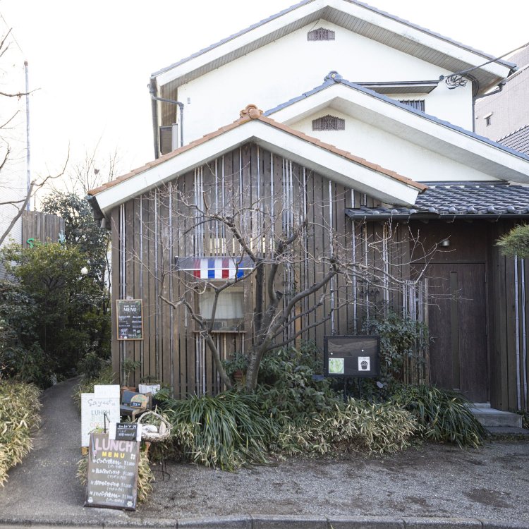 築50年をリノベ。テイクアウト用窓あり。