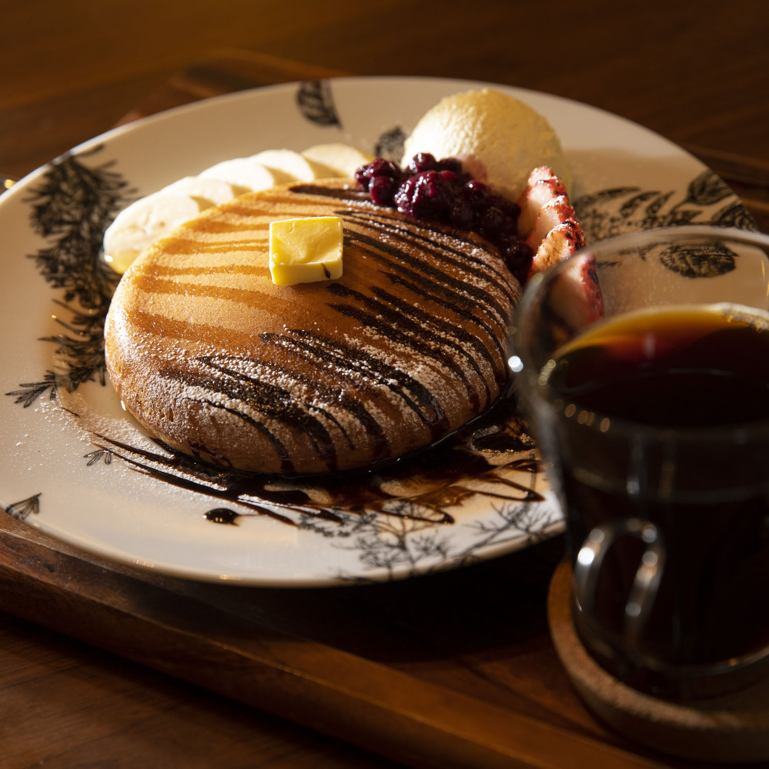 パンケーキ1100円は国産無農薬小麦使用、ドリンクセット1540円。千葉『Middle Earth Coffee』に特注したレムリアブレンドで。