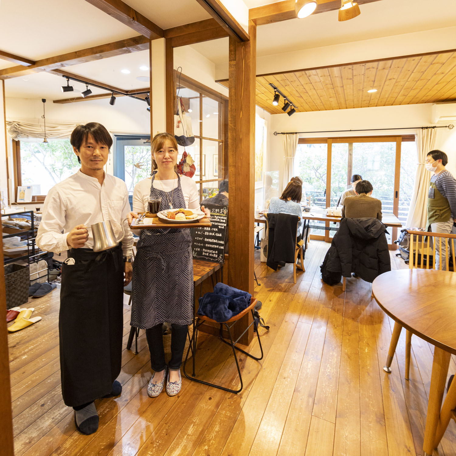 櫻庭さん（右）、店でピアノ演奏もする森田さん。