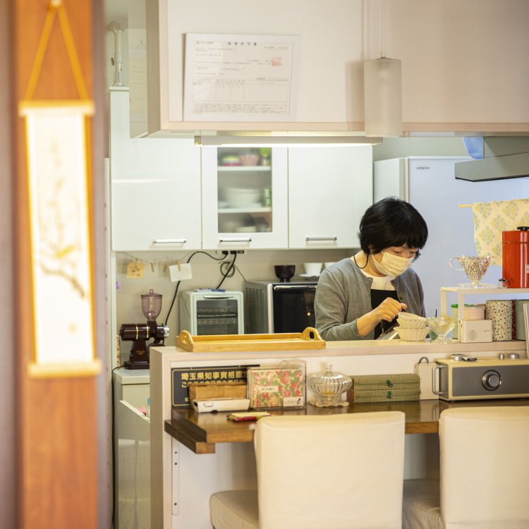 ハンドドリップする木野内さん。