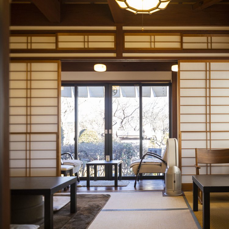 畳敷きと広縁で、長尻必至。