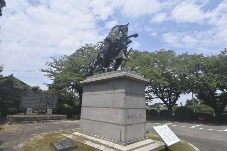 畠山重忠公史跡公園の駐車場に建つ重忠像。