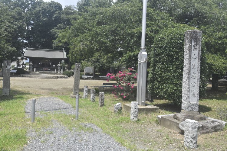 公園内には重忠主従の墓があり、今は覆屋がある。
