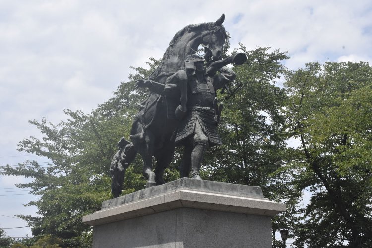 大力の持ち主で情に厚い武者だった事を物語るエピソードが像となっている。