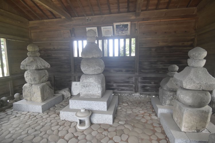 中央の大きな塔が重忠の墓と伝えられている。