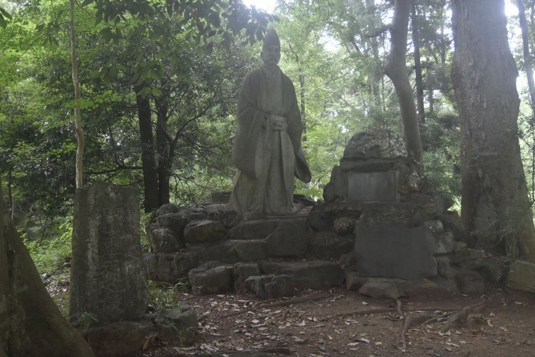 菅谷館に建つ平服姿の畠山重忠像。