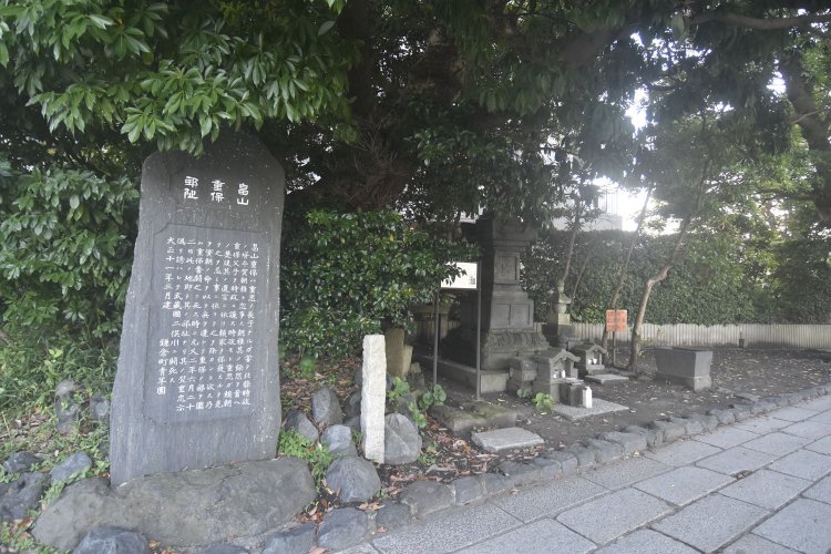 鶴岡八幡宮の一の鳥居脇に建つ畠山重保の墓と伝えられる宝篋印塔。