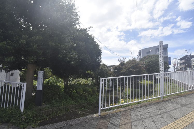 鶴ヶ峰駅入口交差点脇に残る二俣川合戦跡地の碑。