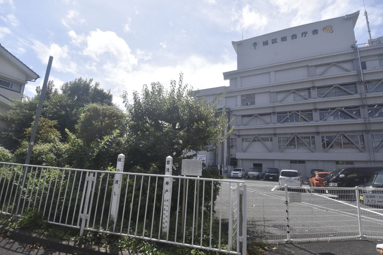 首塚のすぐ近くには刀の血糊を洗った井戸の碑と鎧の渡しの碑がある。