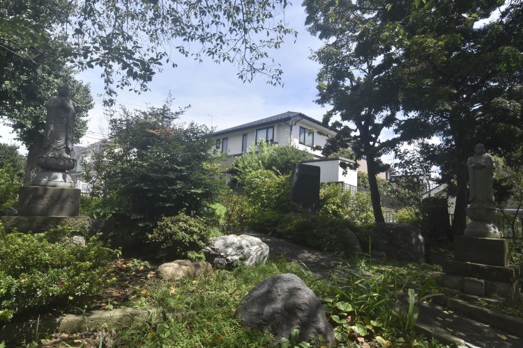 薬王寺の境内と、寺のとなりの土地に残る六ツ塚。