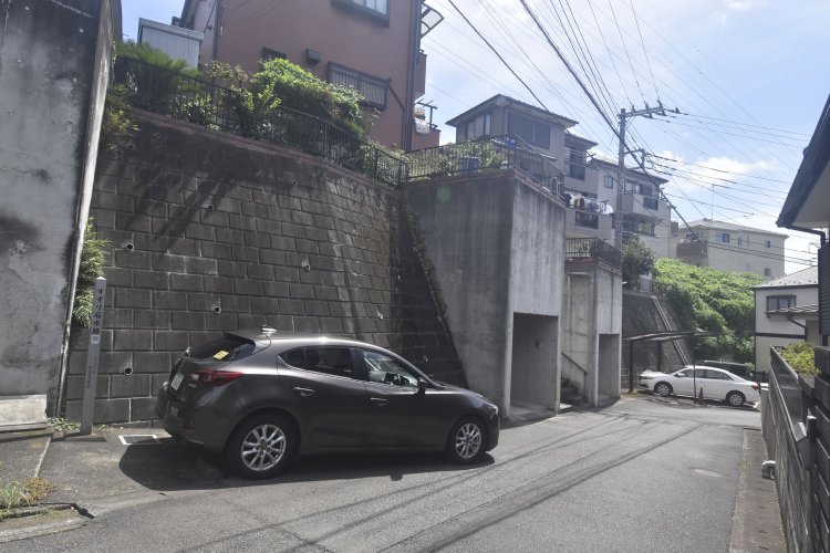 今はすっかり住宅街となっている、すずり石水跡。
