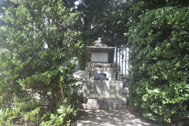 重忠の内室、菊の前が駕籠ごと埋葬された駕籠塚。