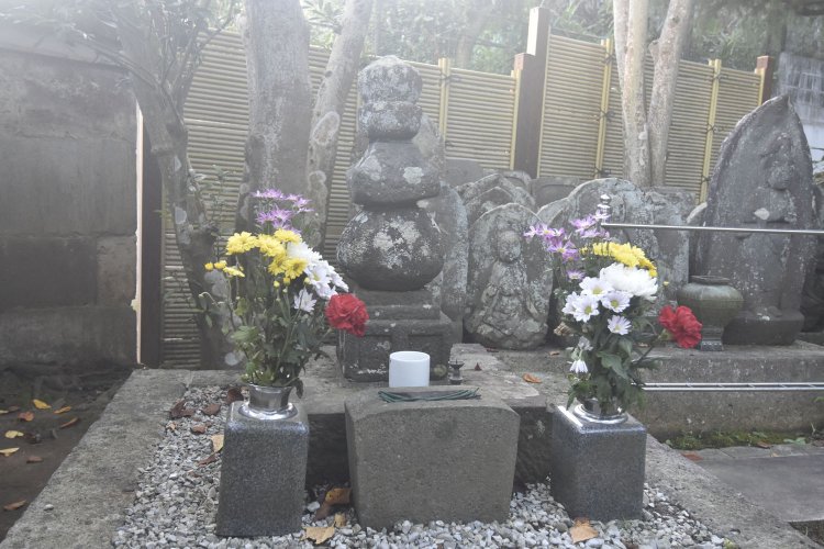 境内に建つ畠山重忠の供養塔。