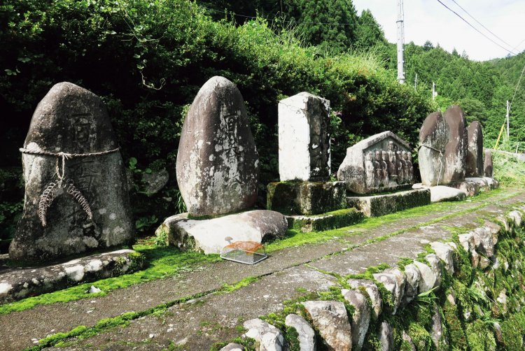 集落の入り口付近に石塔などが10基以上。中身はいろいろのようで、富士山の登山成就記念や百観音に巡拝した記念の百番塔など。好きな人がいたのだろう。