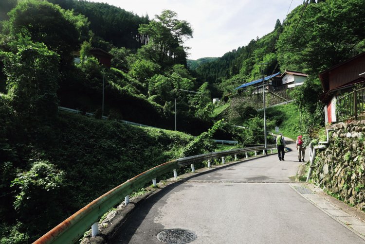 笛吹集落の中を上がっていく。集落の中には笛吹沢が流れている。