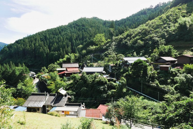 集落を抜けて上がっていくと笛吹の民家が俯瞰できる。笛吹は世帯数が16世帯で人口は27人（2022年）、檜原村全体では約2070人。