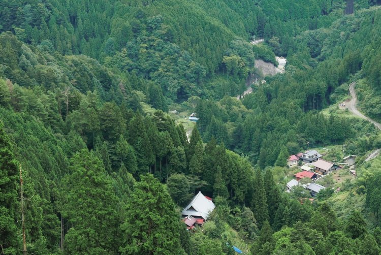 展望が開けた笹尾根から登ってきた笛吹の集落を俯瞰。檜原街道も少し見える。