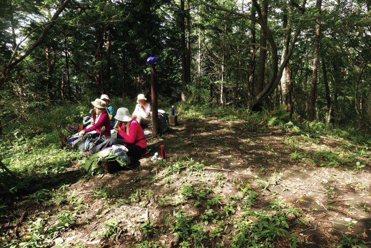 笛吹峠の先では登山者の一団が弁当をひろげていた。