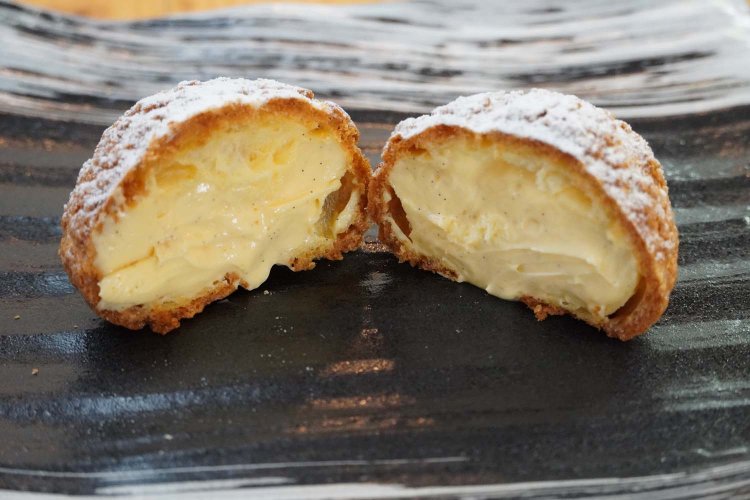 天然のバニラビーンズを使っているから香りもよい、シュークリーム。