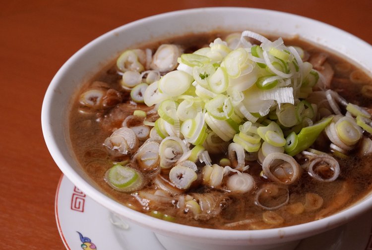 中華そば（大）。ネギは無料で「おかわり」できる。