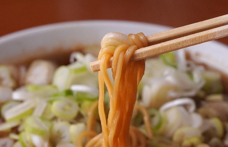 麺は中太のストレート。秋田の本社から送られてくる。