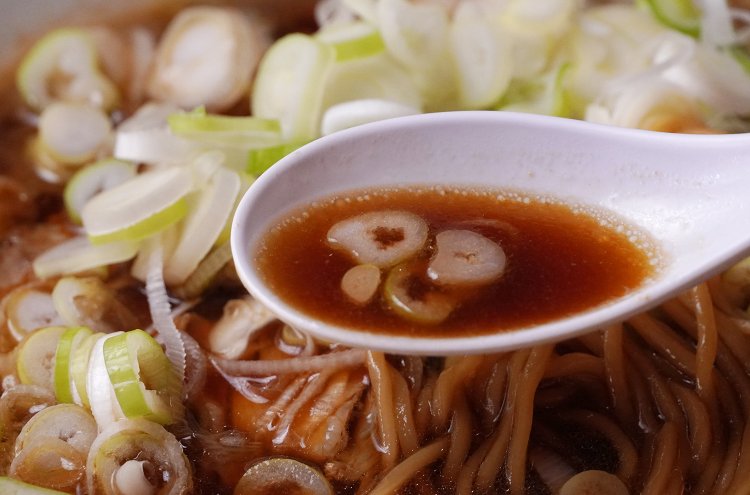 溜まり醤油使用で濃い色のスープ。