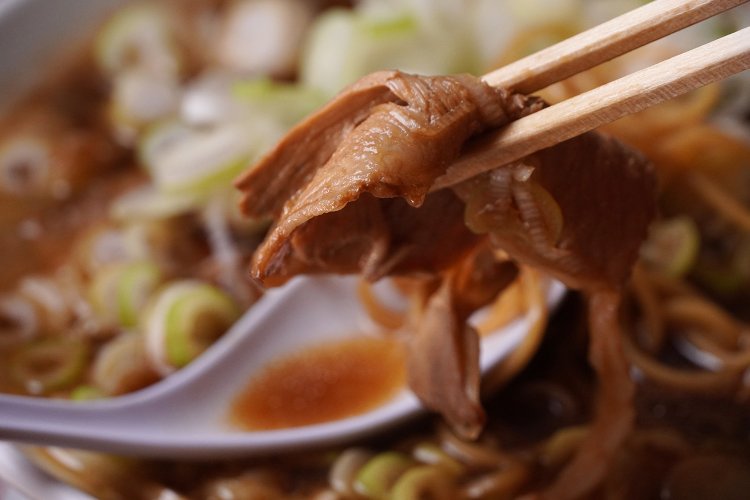 ほろりとした食感の薄切りチャーシュー。