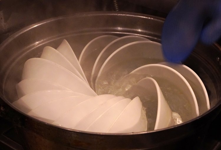 提供直前まで湯で丼を温めたり、麺を必要以上に湯切りせずに入れるなどが熱さの秘訣。