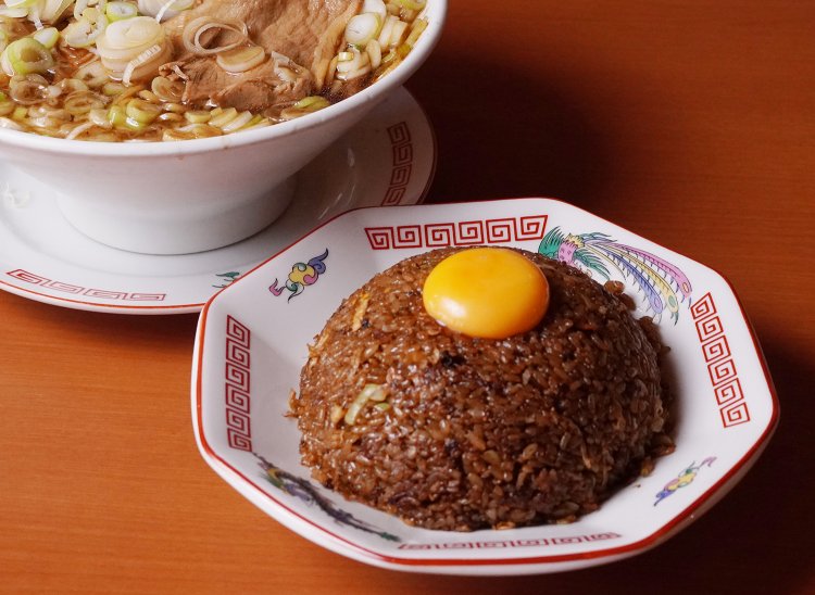 ヤキメシはご飯と脂、溜まり醤油のしょっぱさがたまらない。途中で黄身を崩せば甘いまろやかさが広がる。