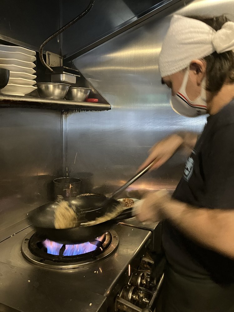 店長の山口さんが大きく鍋を振ってヤキメシを作る。あっという間に出来上がった。