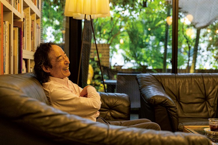 6000冊の蔵書読み放題のブックカフェ『エスパス・ビブリオ』にて。