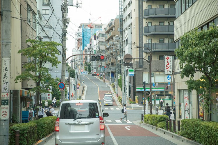 一見、特に特徴のない湯島の街並み。清水坂を上った突き当りが湯島天神。