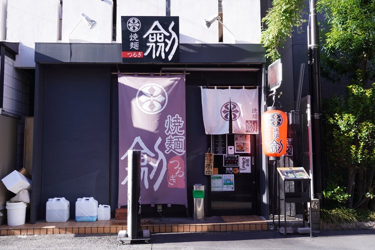 JR高田馬場駅から徒歩5分。店頭の意匠も独特だ。