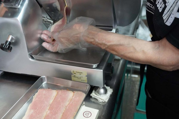 ローストビーフは注文を受けてからスライスするからきれいな桜色で、肉もやわらかい。