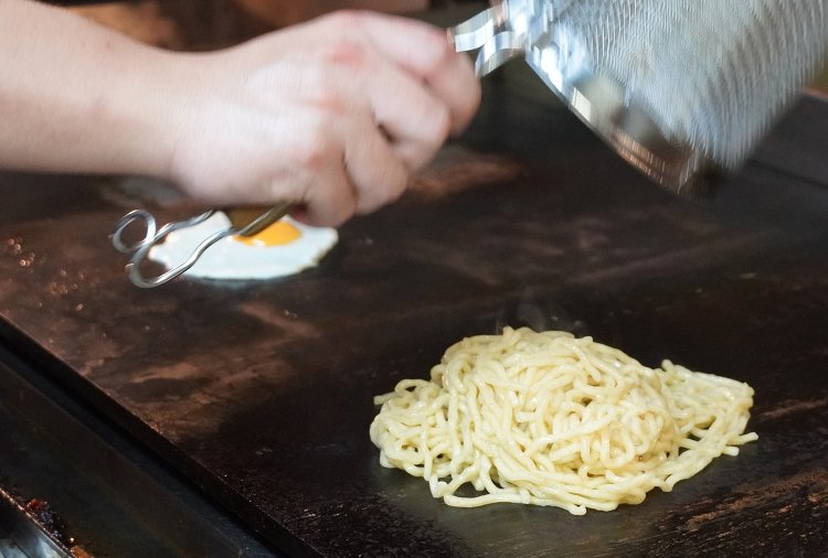 1分半ほど茹でた麺を鉄板でカリッと焼く。