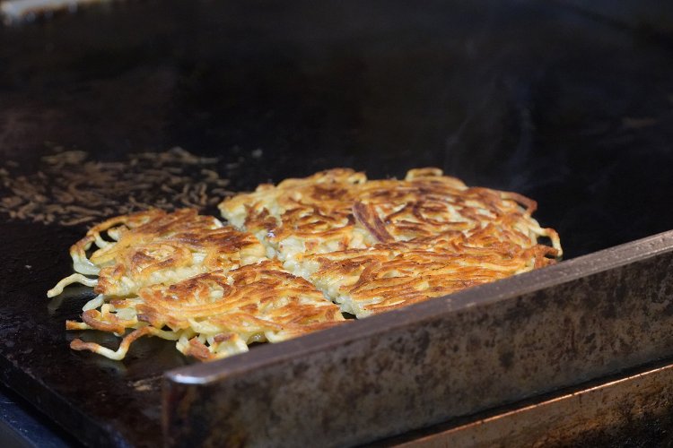 焼き上がったら食べやすいように4つに切る。