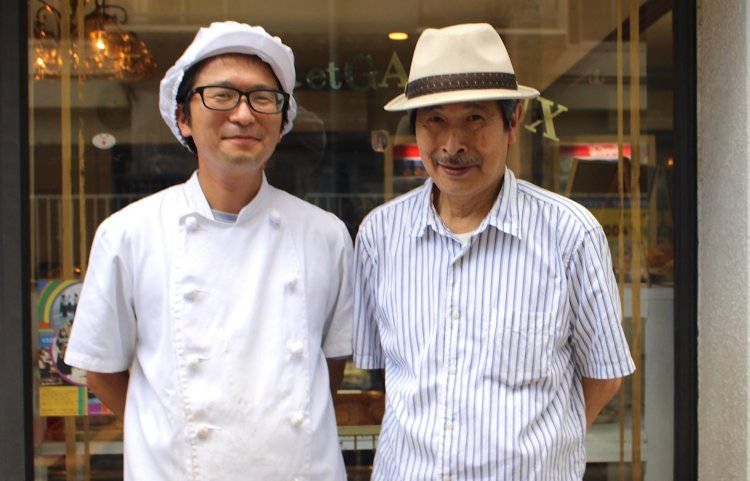 左が二代目の青山政志さん。右が初代の強志さん。