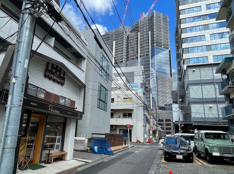 店前から駅方向の眺め。