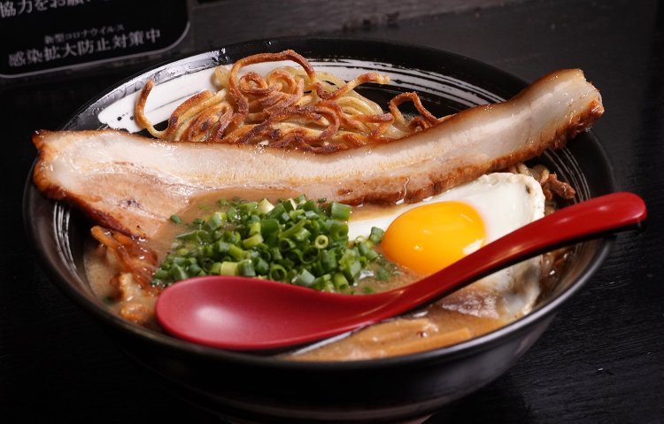 焼麺+目玉焼き840円。同じ値段で150gと200gから麺量を選べる。