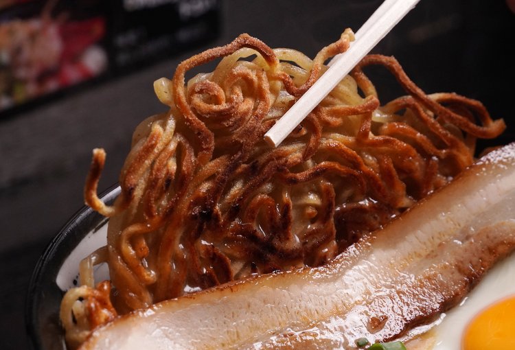 中太ストレート麺。