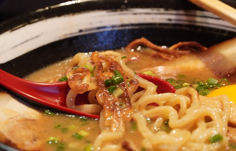 ずいぶんスープを吸って柔らかくなってきたのですすることも可能に。