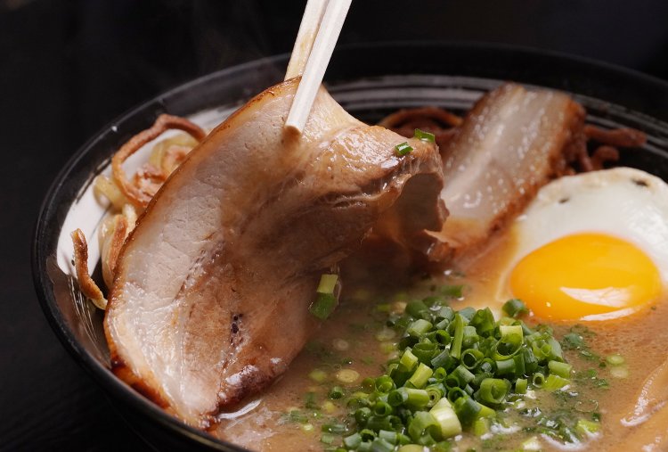 存在感たっぷりの豚バラで作るチャーシュー。