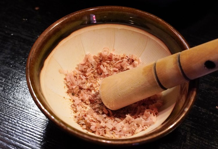 鰹節と鯖節。自分の好みの細かさになるまで擦っておく。