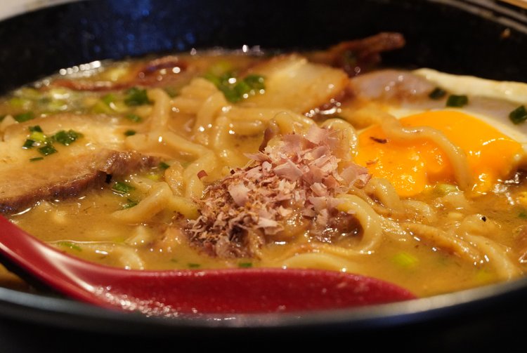 豚骨に魚介系が入るとまた違う味わいに。