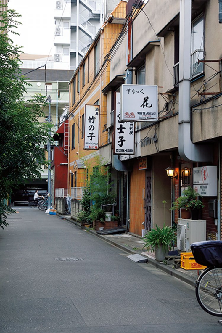 昭和3年（1928）～1983年まで三業地があった豊島1丁目。今もスナックが点在。