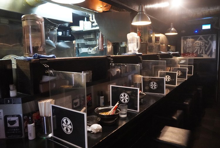 席はカウンターのみ。