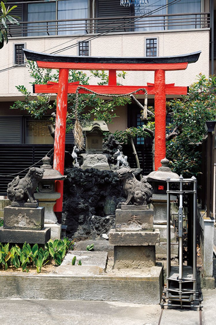 この周辺は家の敷地に祀られた屋敷神も多い。