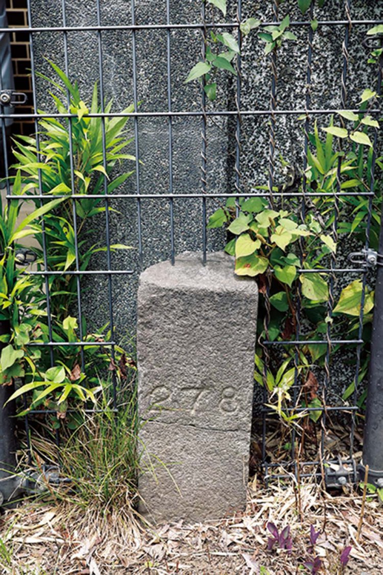 豊島公園に残る陸軍の境界石。ここには兵器工場と石神井川をつなぐ掘割「豊島ドッグ」があった。