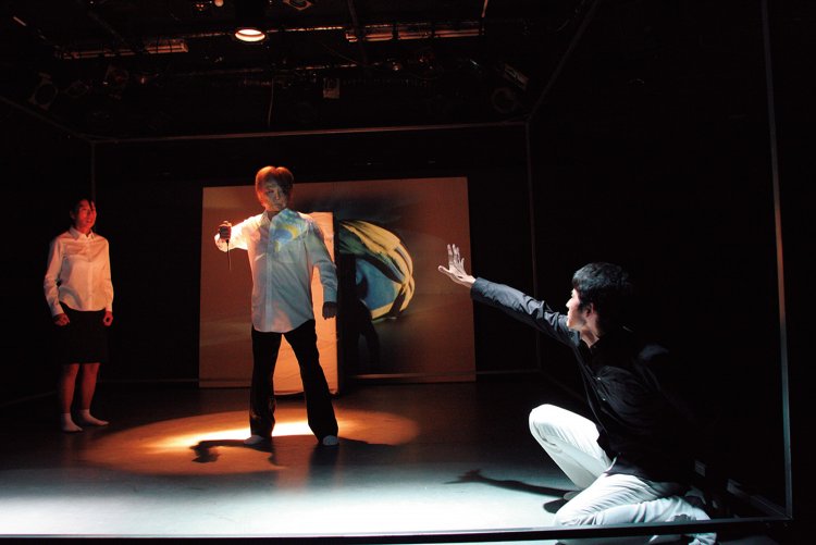 劇団阿彌『荒野より呼ぶ声ありて』一高校教師とその妻による刺殺事件より／撮影：阿波根治